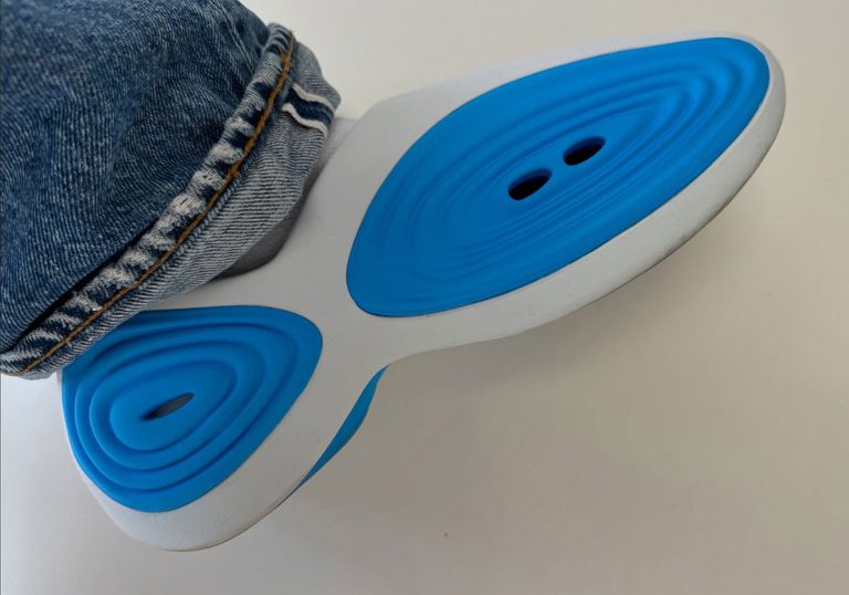 Crocs revela novo modelo criativo desenhado por Steven Smith