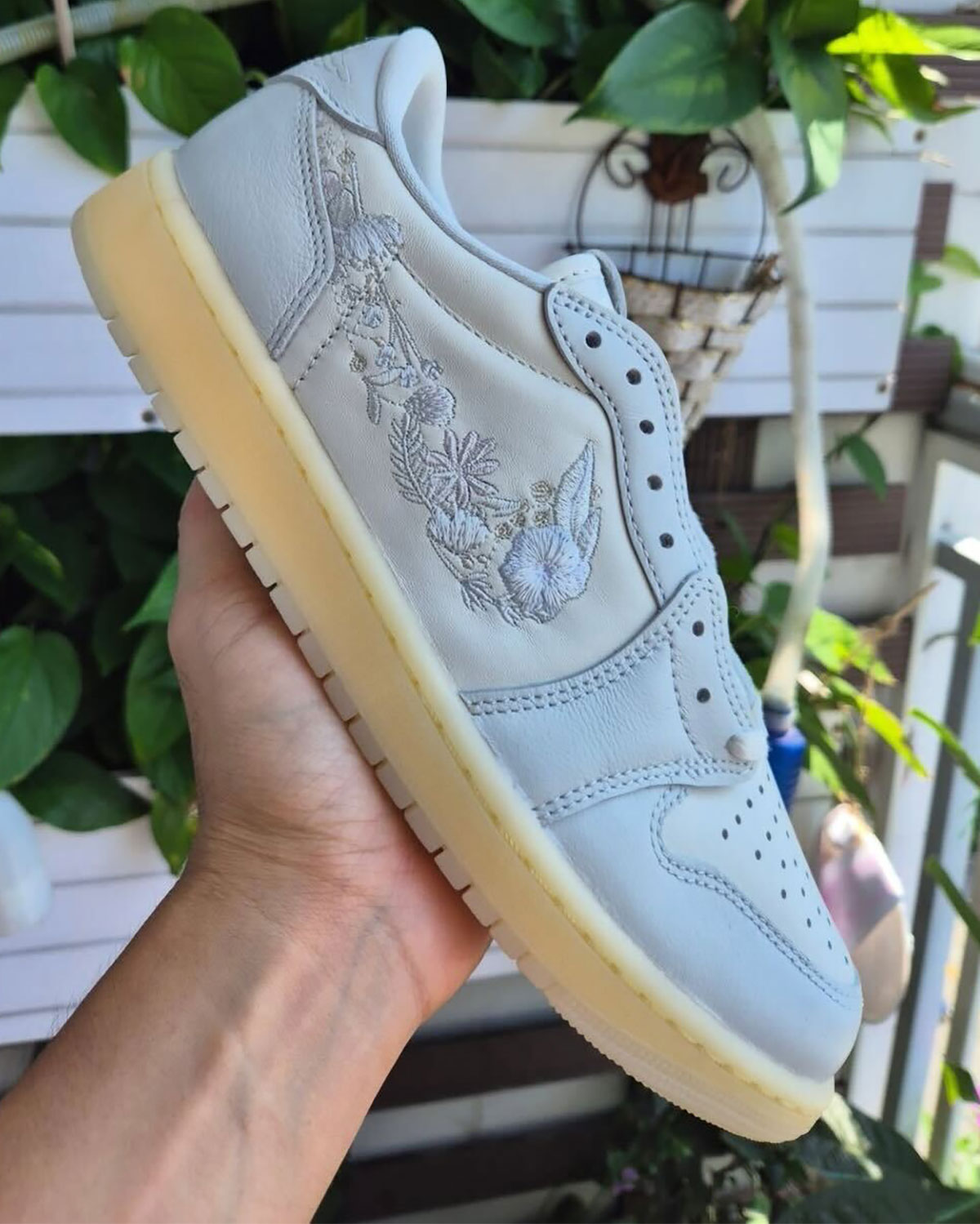 air-jordan-1-retro-low-og-sail-floral-swoosh-if4391-100-3