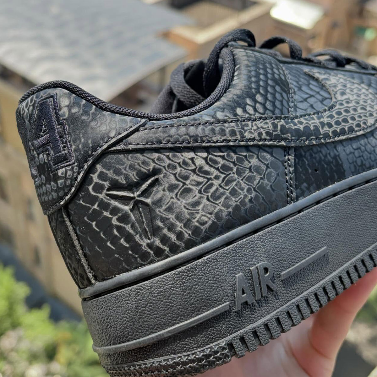 Nike lança Kobe Air Force 1 'Triple Black'