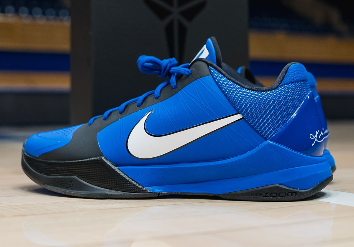 nike-kobe-5-protro-duke-womens-baskeball-pe-2