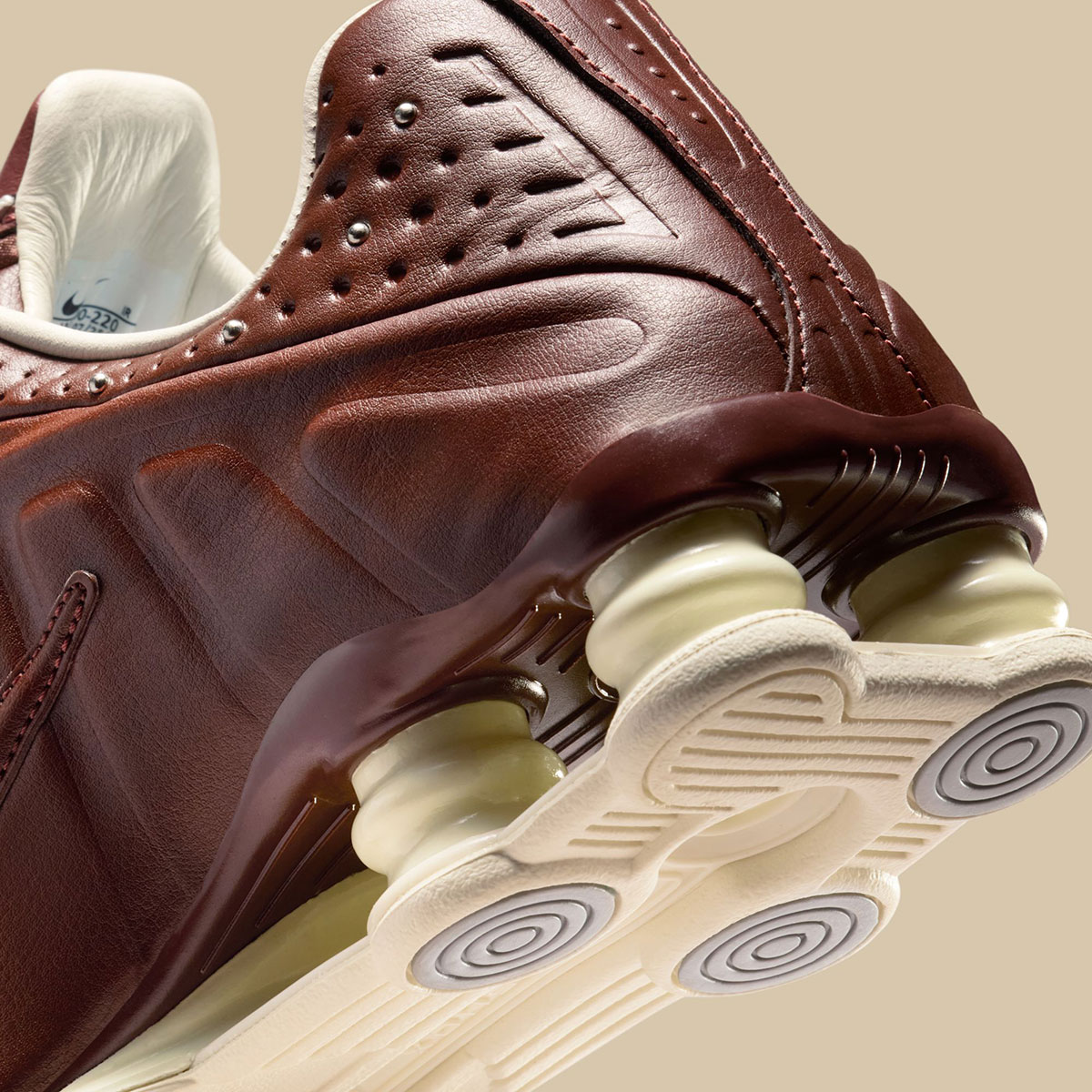 nike-shox-r4-dark-pony-soft-pearl-im6690-220-8