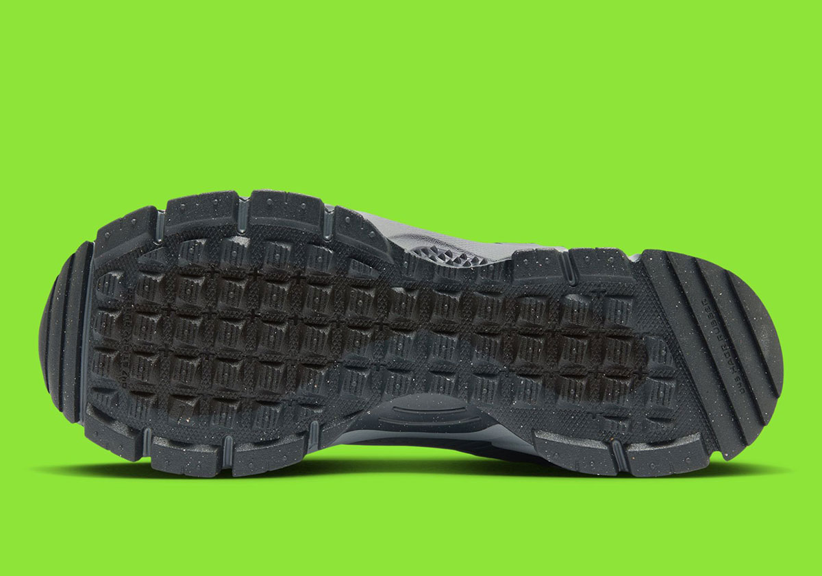 nike-zoom-vomero-5-roam-metallic-platinum-cool-grey-hv6901-001-2