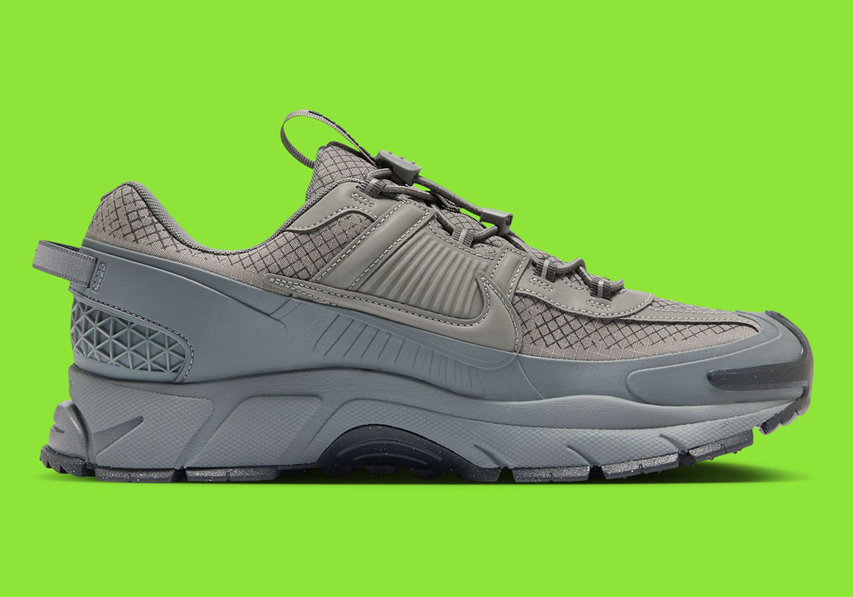 nike-zoom-vomero-5-roam-metallic-platinum-cool-grey-hv6901-001-3