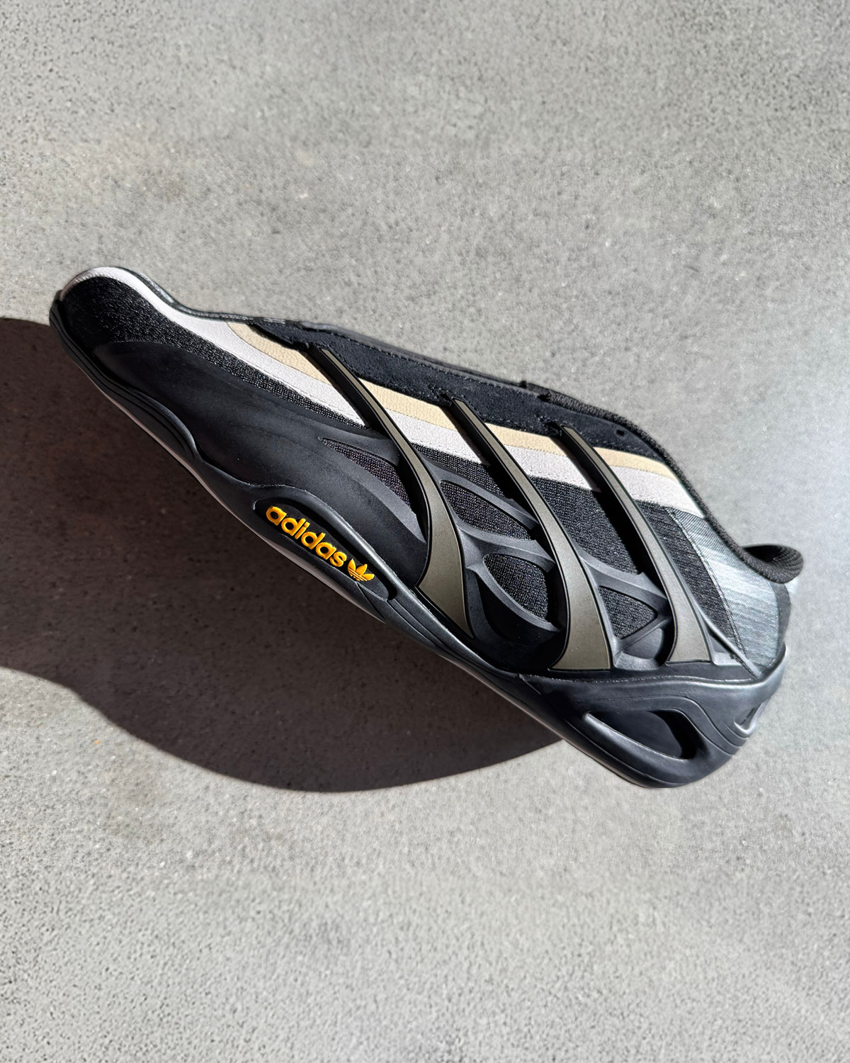 bad-bunny-mercedes-adidas-adiracer-gt-6