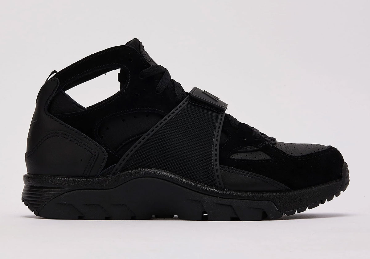 nike-air-trainer-huarache-triple-black-ib0497-002-1