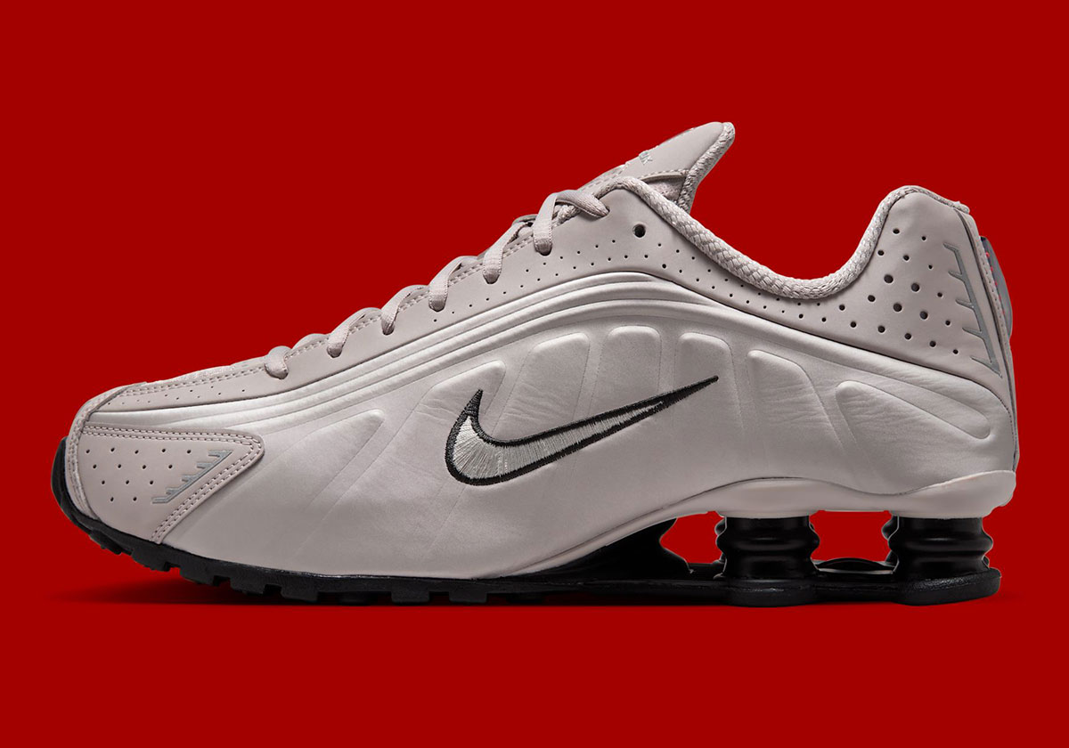 nike-shox-r4-college-grey-university-red-metallic-silver-IH0265-009-1
