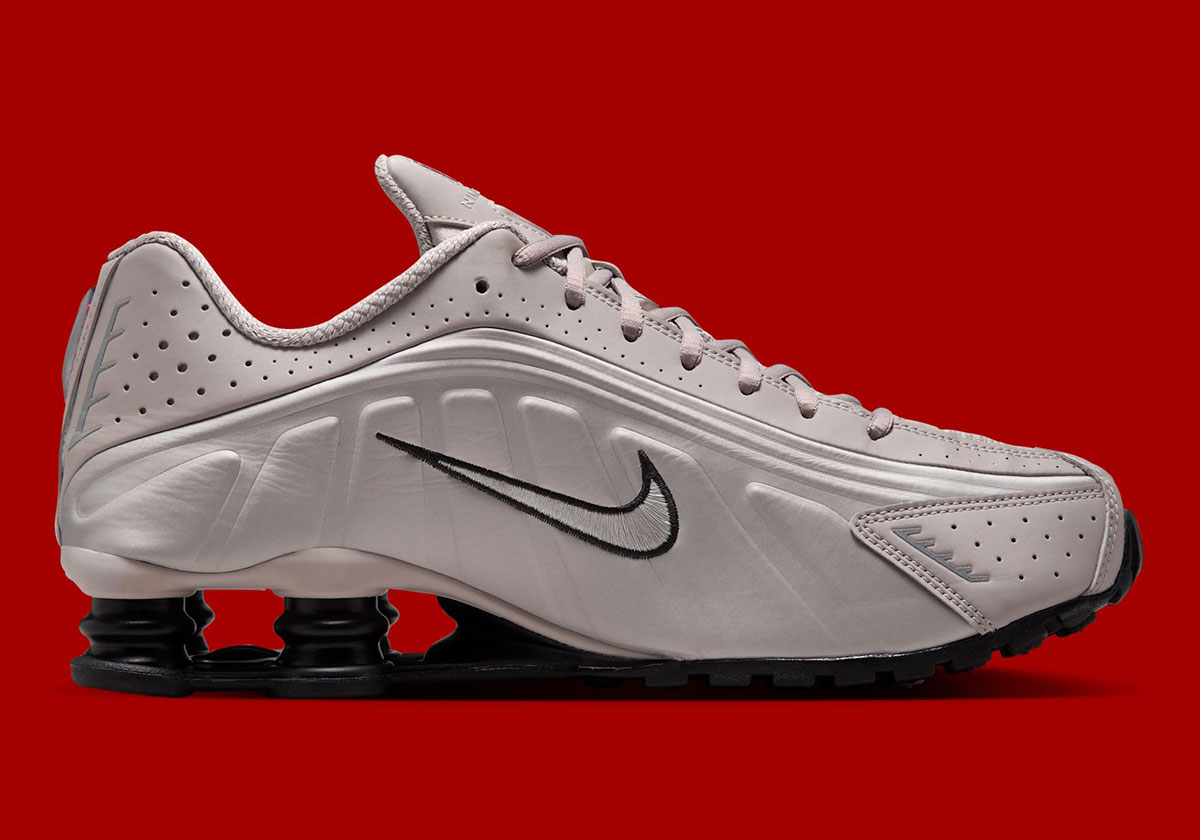 nike-shox-r4-college-grey-university-red-metallic-silver-IH0265-009-3
