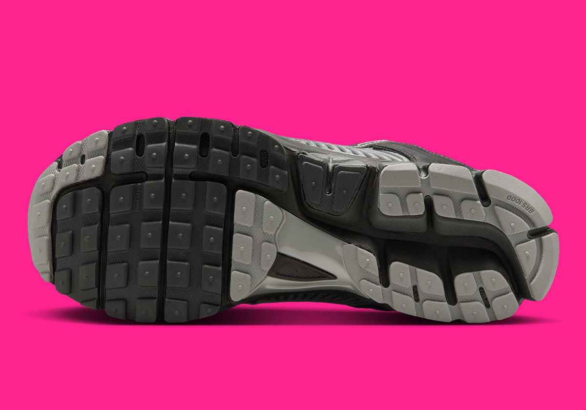 nike-zoom-vomero-5-anthracite-chrome-flat-silver-black-hf1553-006-7