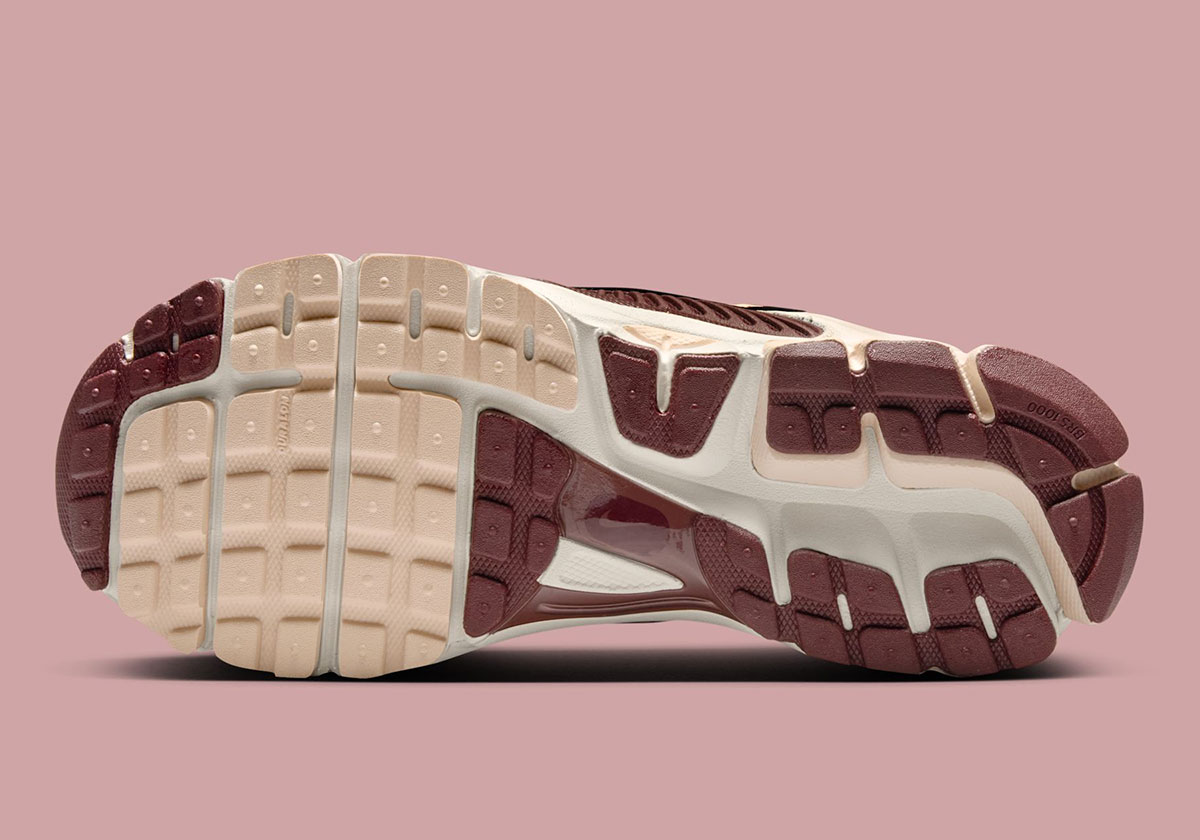 nike-zoom-vomero-5-phantom-pearl-white-light-orewood-brown-dark-team-red-IO7596-021-2