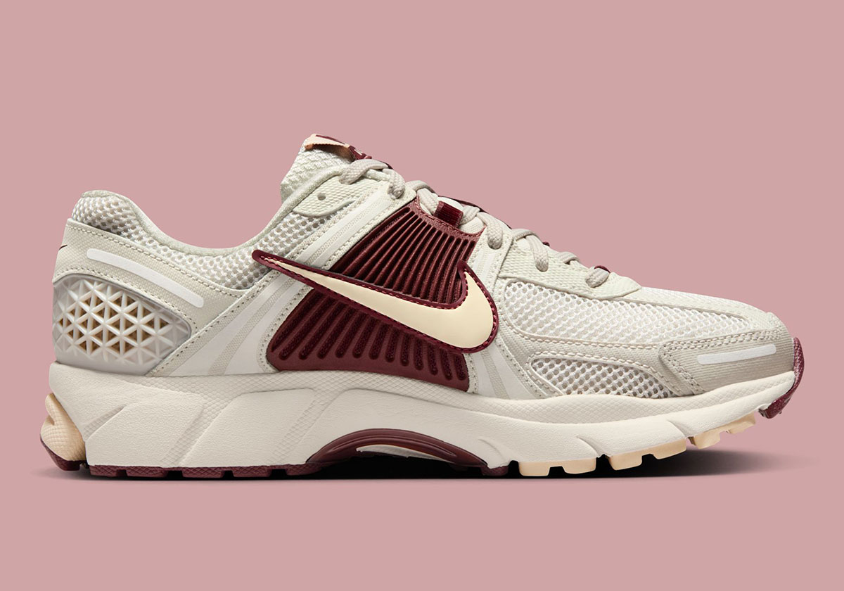 nike-zoom-vomero-5-phantom-pearl-white-light-orewood-brown-dark-team-red-IO7596-021-3