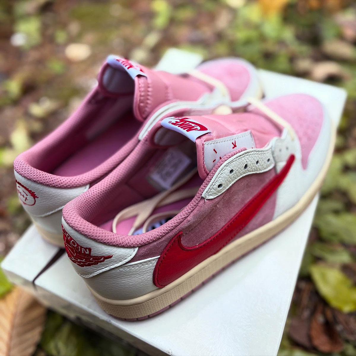 travis-scott-air-jordan-1-low-og-muslin-shy-pink-sail-university-red-iq7604-100-2