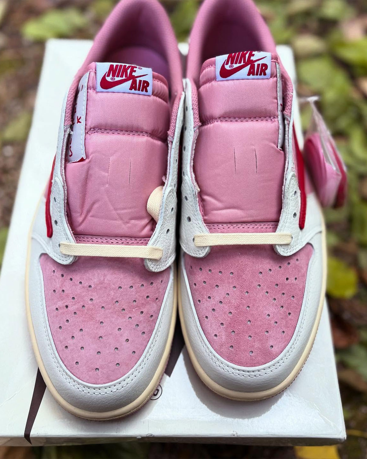 travis-scott-air-jordan-1-low-og-muslin-shy-pink-sail-university-red-iq7604-100-4