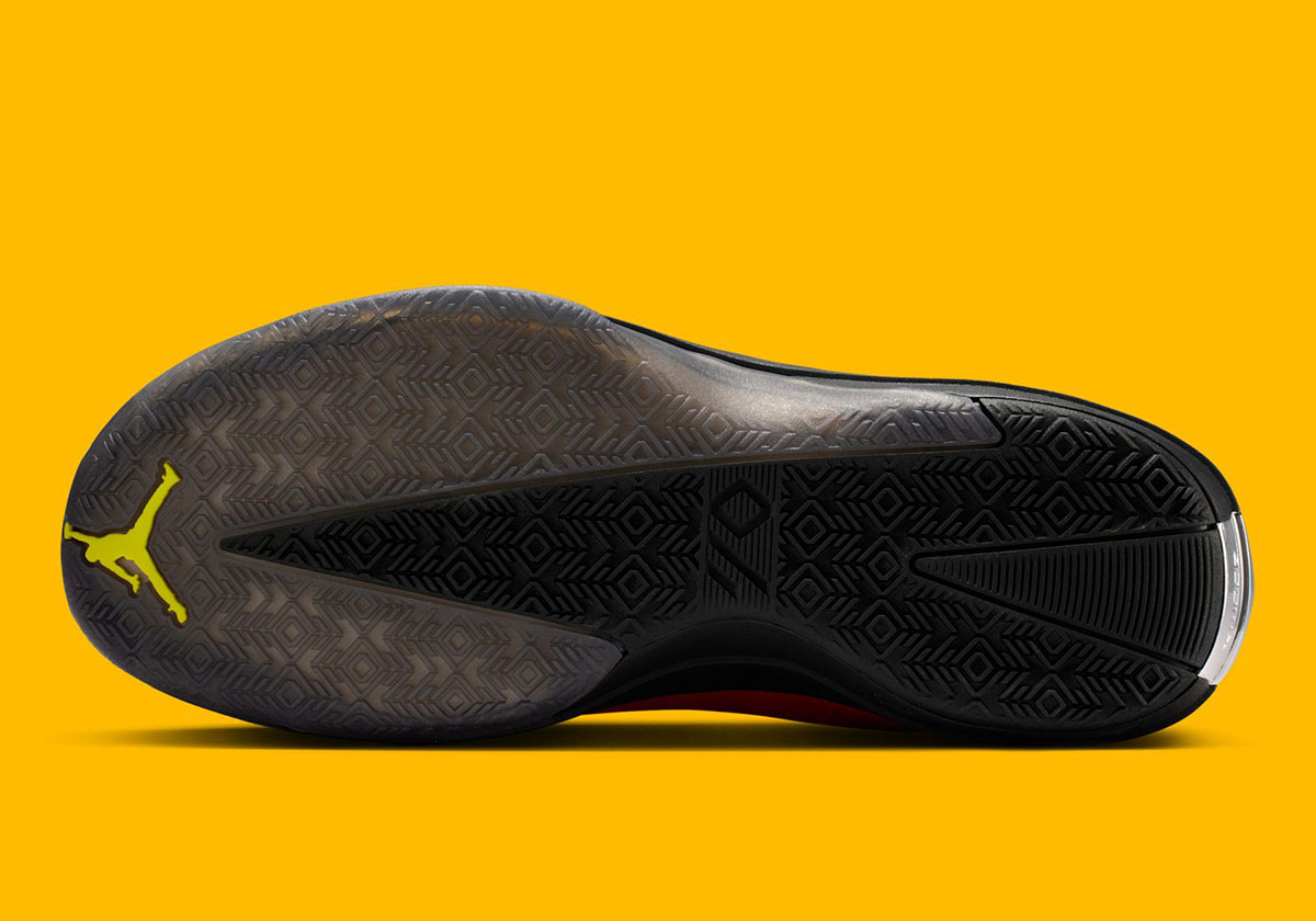 air-jordan-4014-ferrari-ir2082-600-8