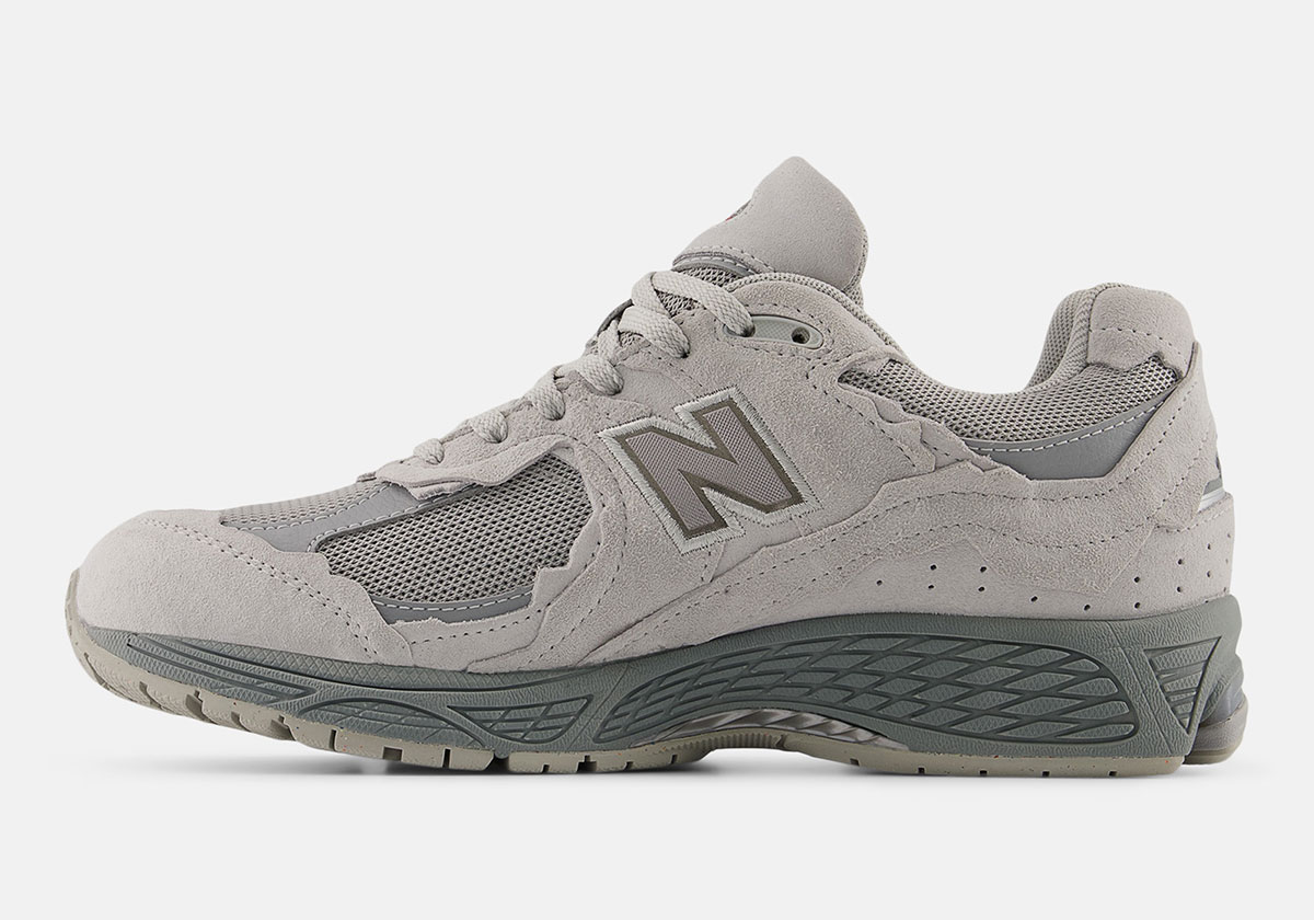 new-balance-2002r-gore-tex-protection-pack-grey-1