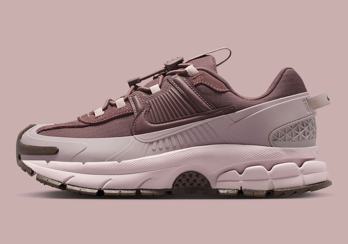nike-zoom-vomero-5-roam-tart-particle-rose-silt-red-hq2181-501-1