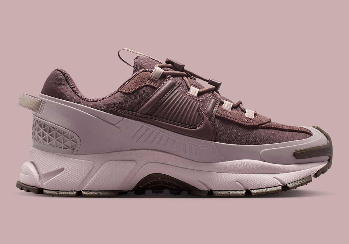 nike-zoom-vomero-5-roam-tart-particle-rose-silt-red-hq2181-501-3
