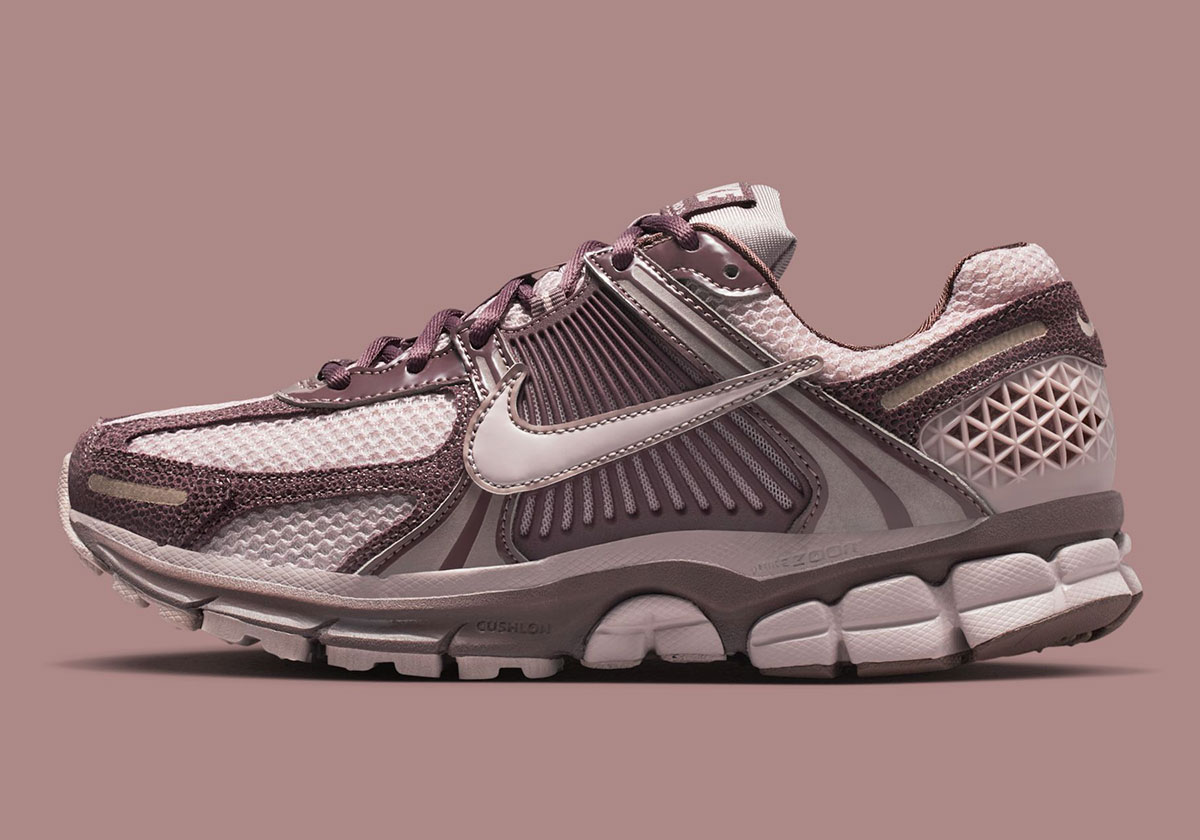 nike-zoom-vomero-5-tattoo-particle-rose-light-violet-ore-II6236-500-1