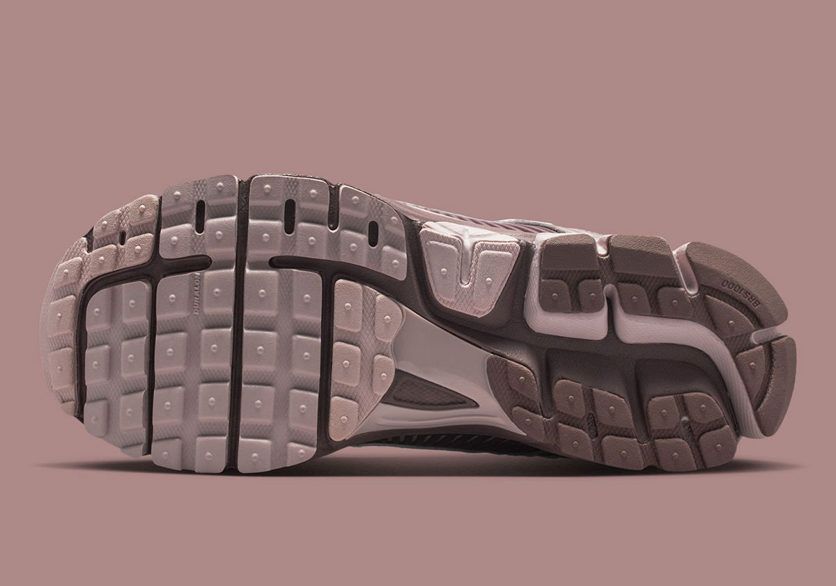 nike-zoom-vomero-5-tattoo-particle-rose-light-violet-ore-II6236-500-2