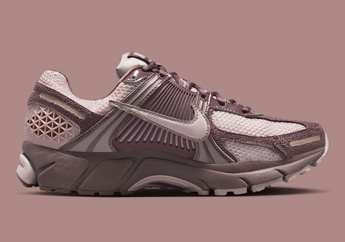 nike-zoom-vomero-5-tattoo-particle-rose-light-violet-ore-II6236-500-3
