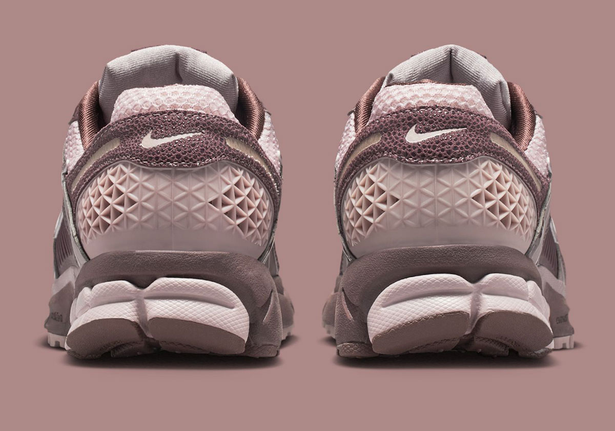 nike-zoom-vomero-5-tattoo-particle-rose-light-violet-ore-II6236-500-6