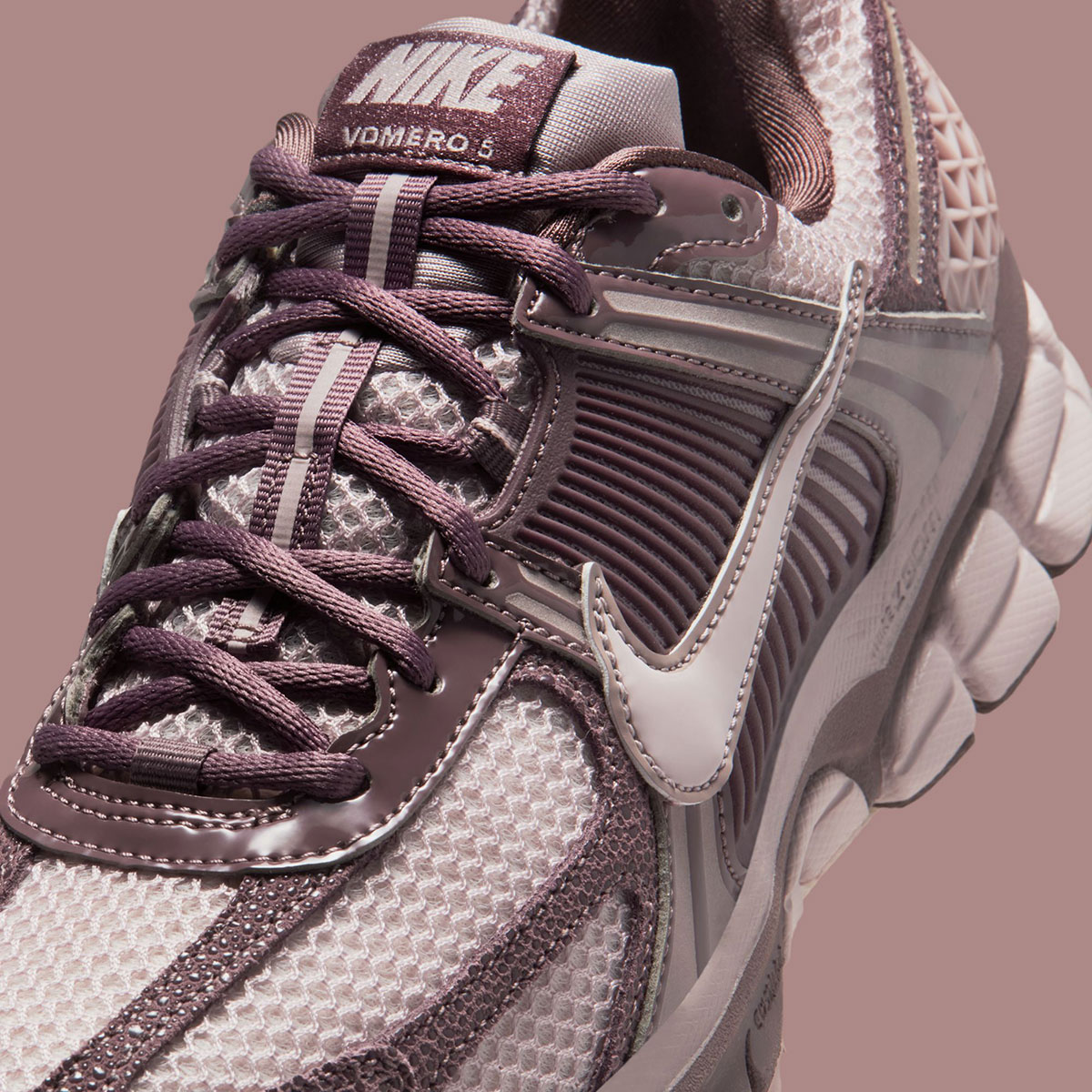 nike-zoom-vomero-5-tattoo-particle-rose-light-violet-ore-II6236-500-7