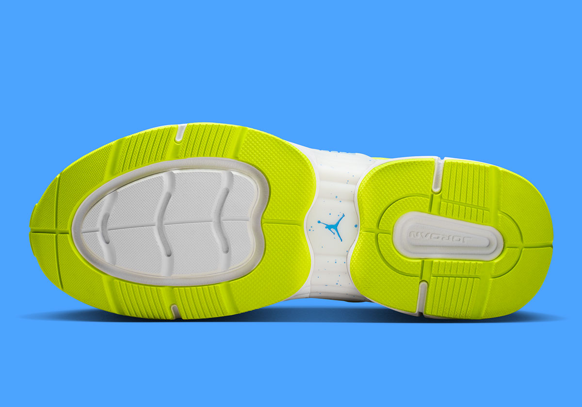 jordan-trunner-o-s-volt-university-blue-white-IQ0397-702-2