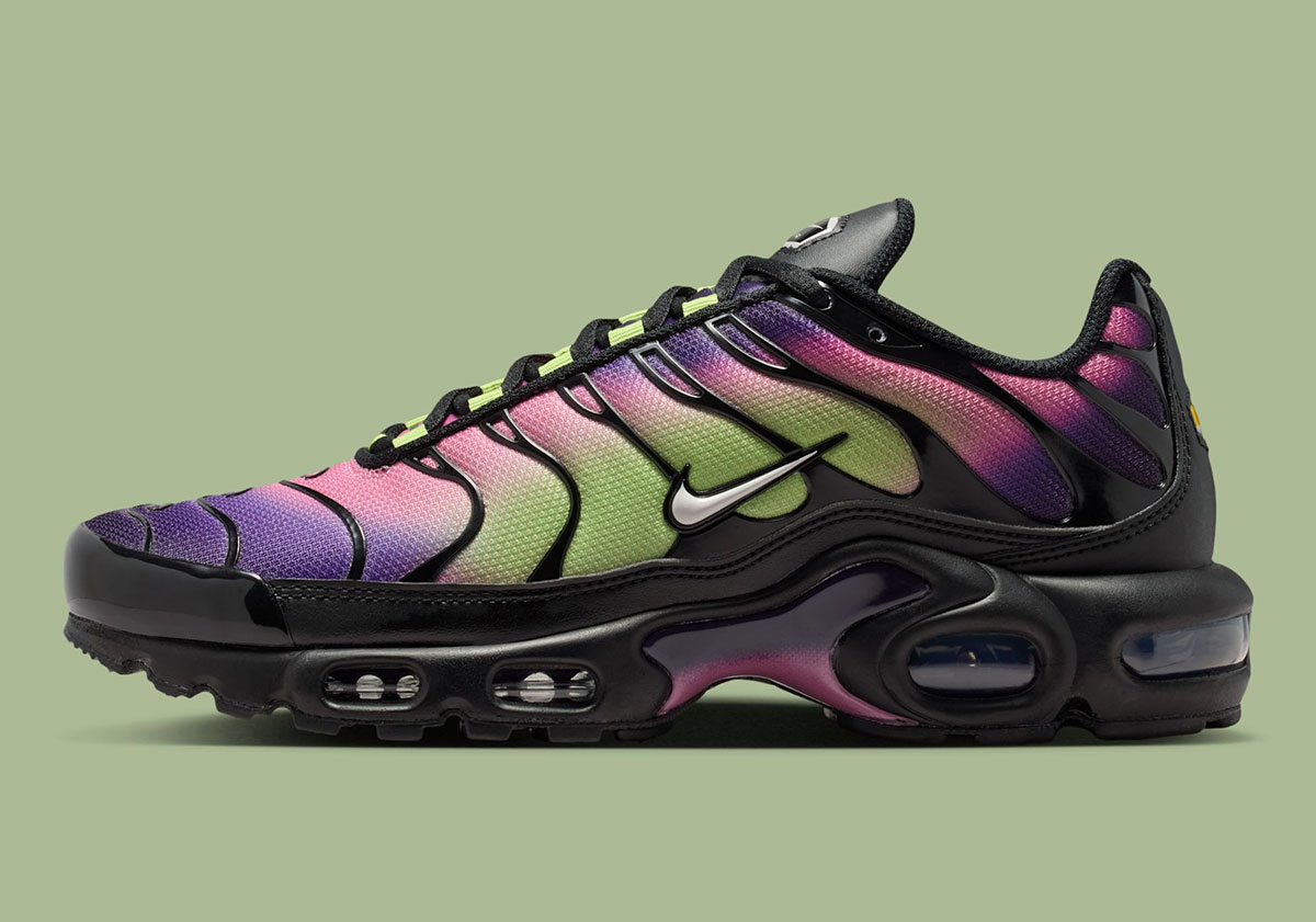 nike-air-max-plus-black-purple-dynasty-desert-berry-DZ3670-006-2