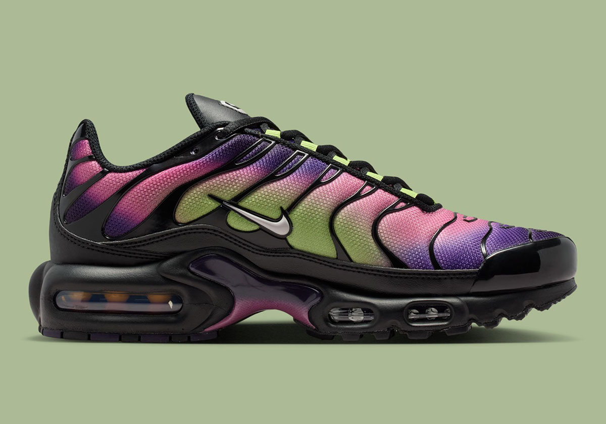 nike-air-max-plus-black-purple-dynasty-desert-berry-DZ3670-006-4