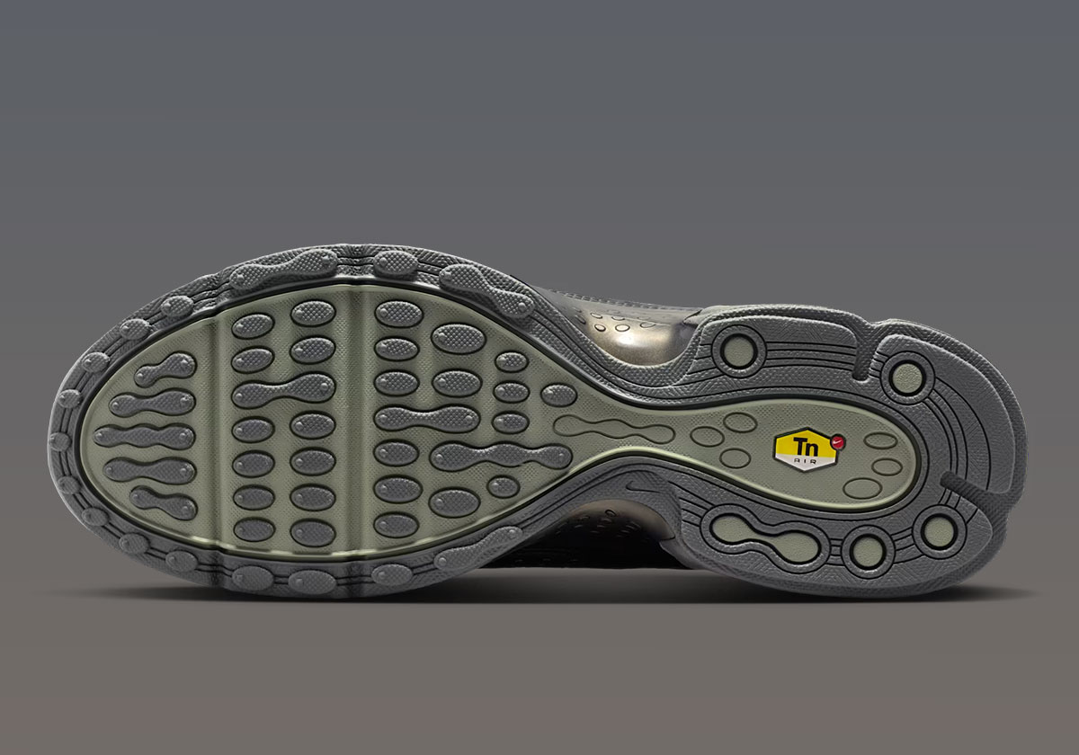 nike-air-max-plus-vii-iron-grey-smoke-grey-iq0282-084-1
