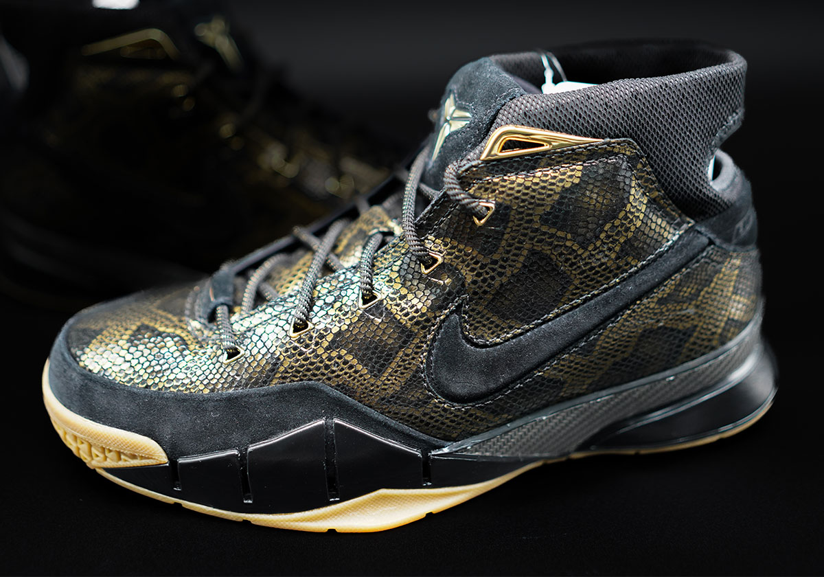 nike-zoom-kobe-1-lux-snakeskin-sample-2
