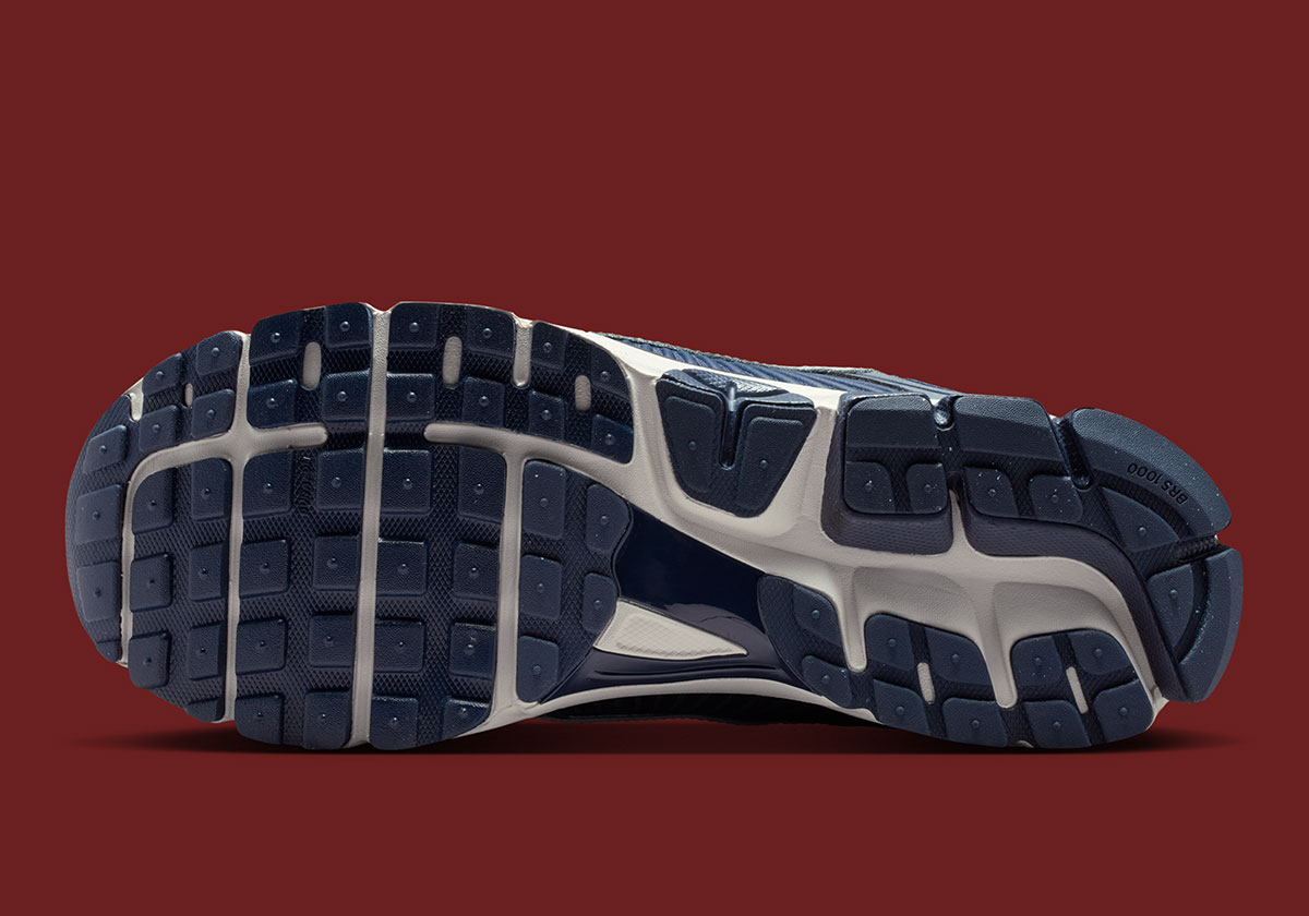 nike-zoom-vomero-5-blue-void-midnight-navy-light-orewood-brown-metallic-silver-iq6589-400-2