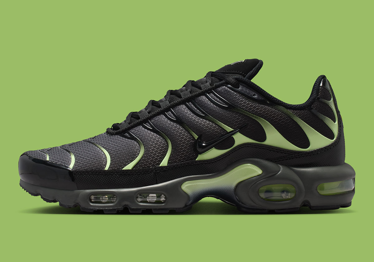 nike-air-max-plus-iron-grey-light-liquid-lime-black-dm0032-035-2