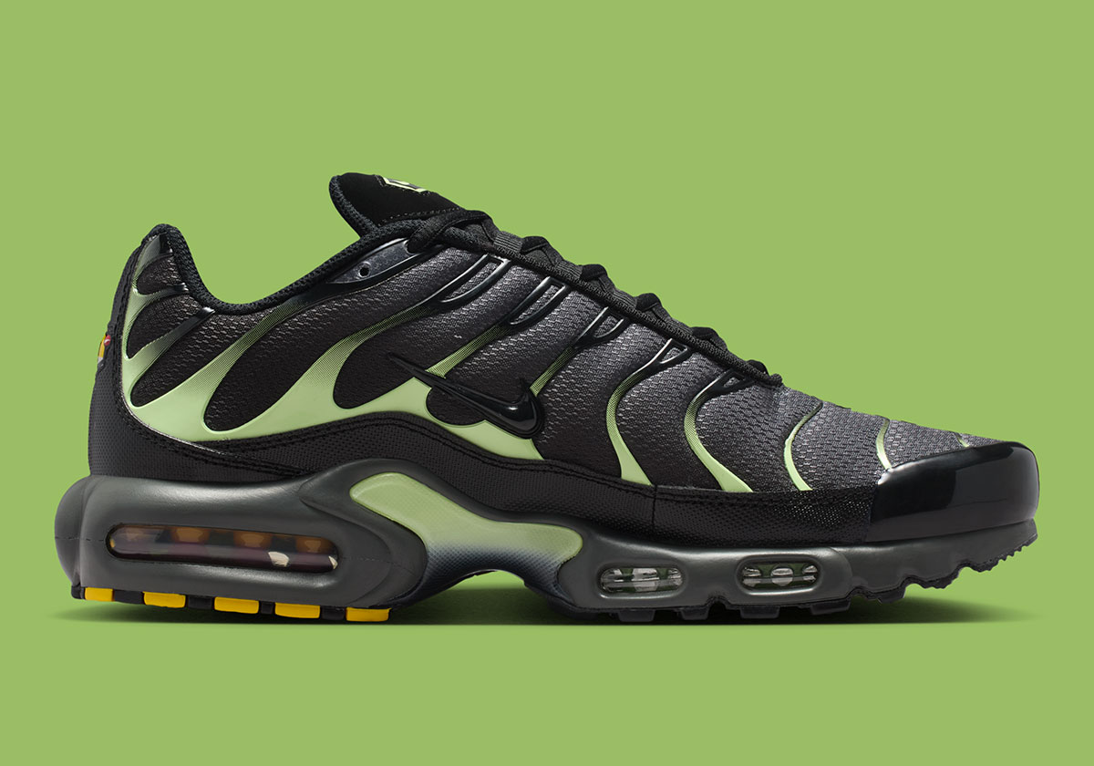 nike-air-max-plus-iron-grey-light-liquid-lime-black-dm0032-035-4
