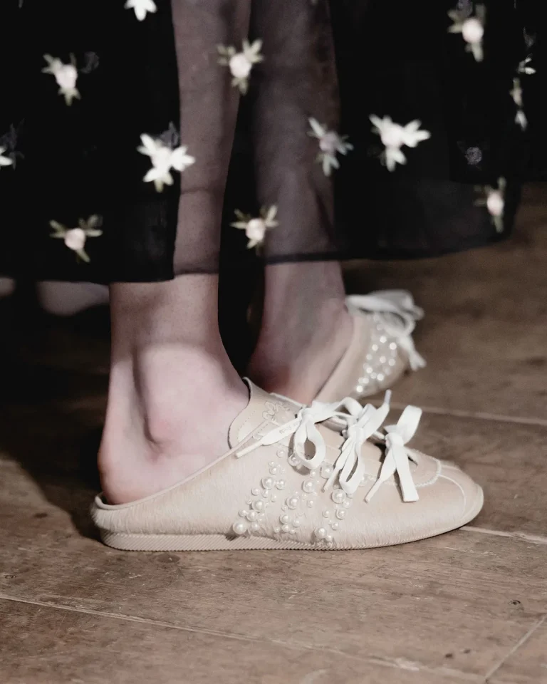 Simone Rocha x adidas Originals leva alta moda às passarelas FW26