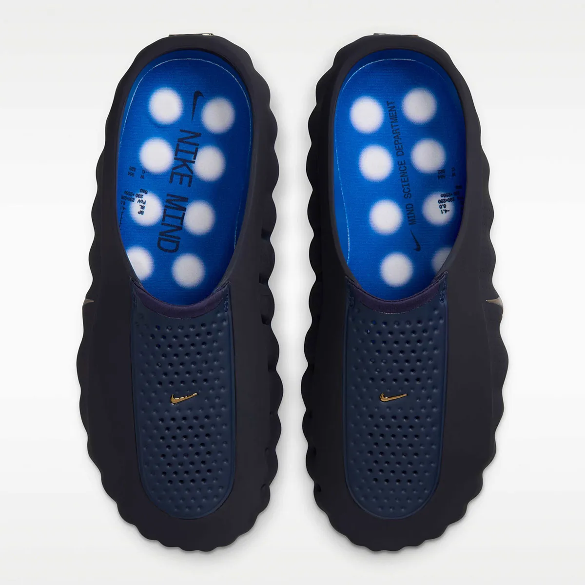 “Blackened Blue” Gradients Set On The Nike Mind 001