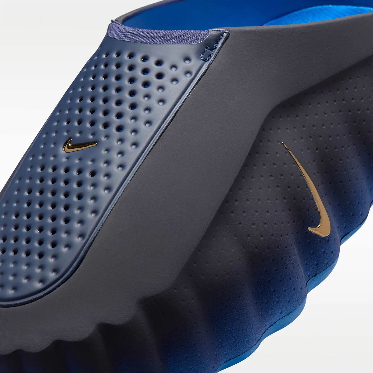 “Blackened Blue” Gradients Set On The Nike Mind 001