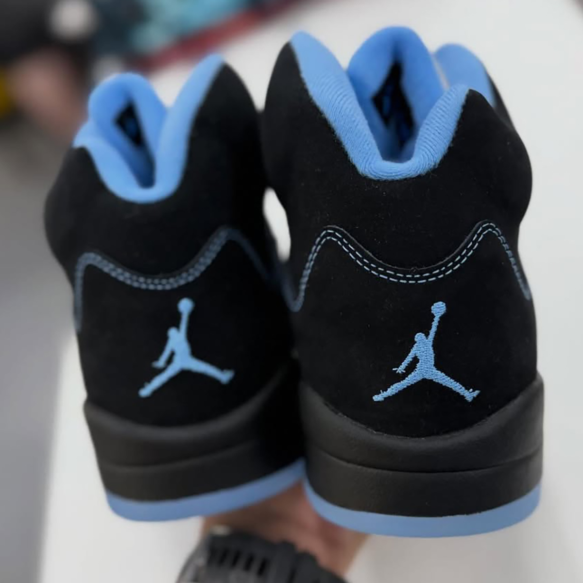 air-jordan-5-black-university-blue-lancamento-junho-3