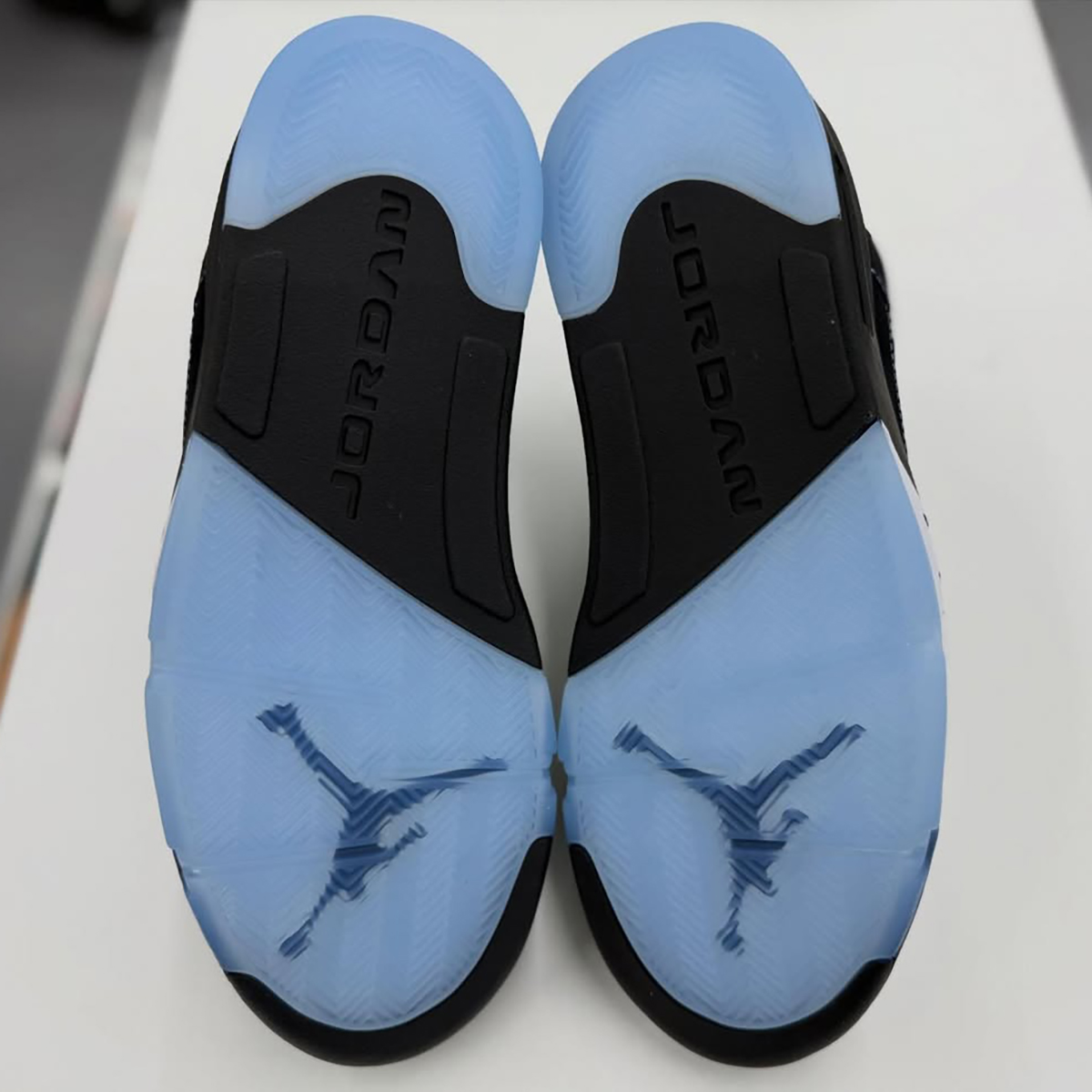air-jordan-5-black-university-blue-lancamento-junho-4