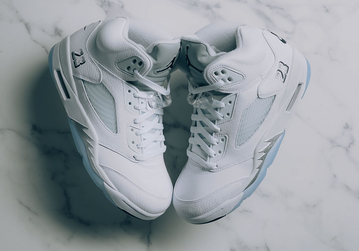 Air Jordan 5 White Metallic retorna em 2026 em numeração família