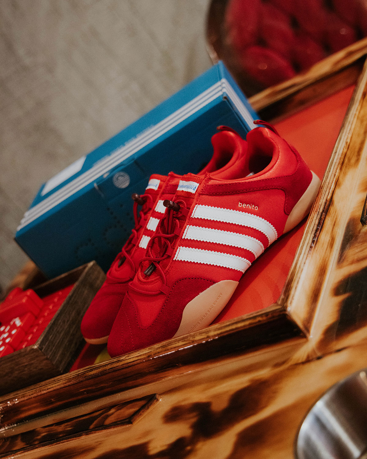 bad-bunny-lanca-adidas-ballerina-flamboyan-red-3