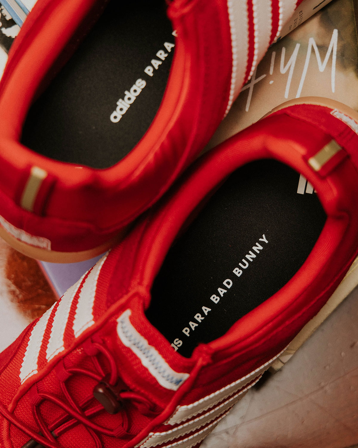 bad-bunny-lanca-adidas-ballerina-flamboyan-red-4