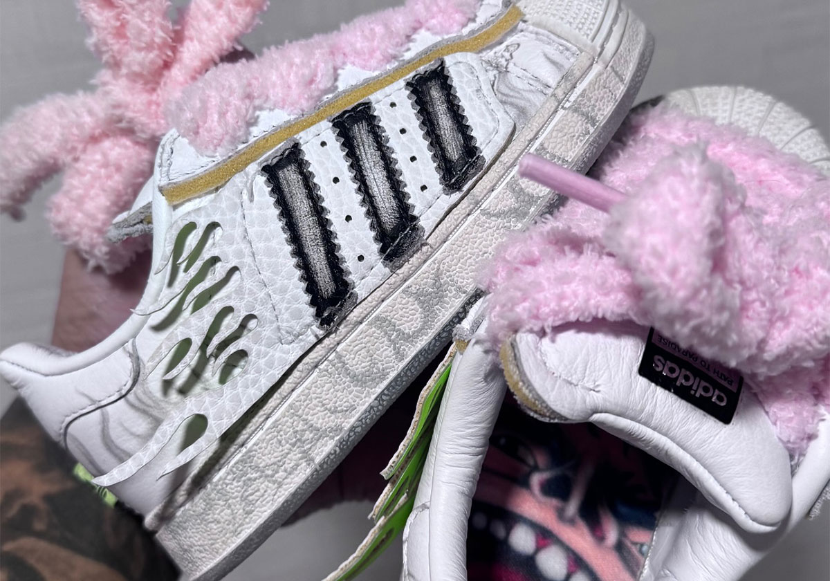 Hellstar x adidas Superstar toddler traz versão rosa felpuda