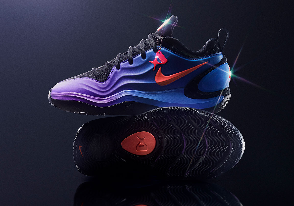 Nike A’Two infantil ganha colorway azul e roxo em degradê