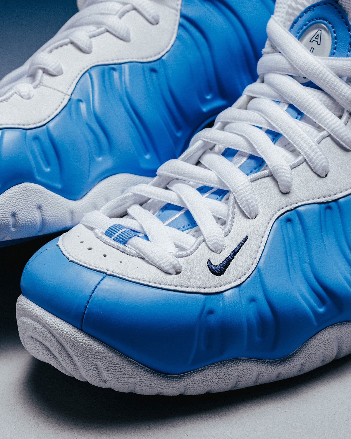 nike-air-foamposite-pro-unc-volta-em-2026-4