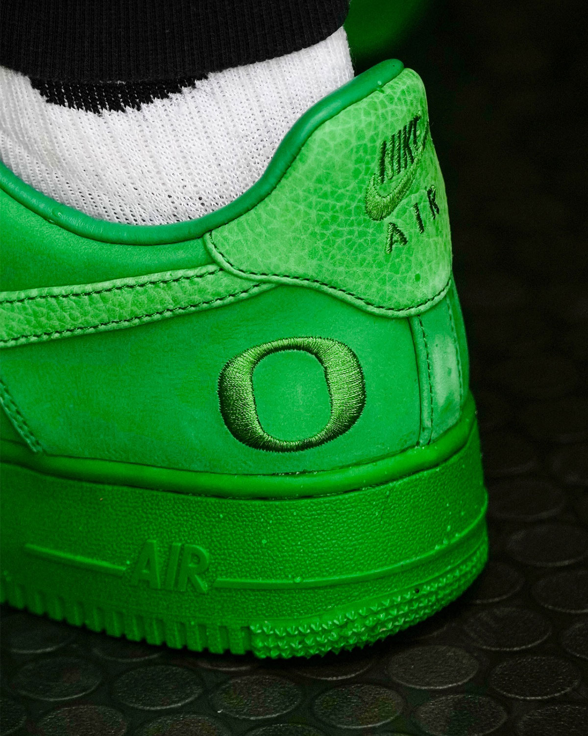 nike-air-force-1-low-oregon-ducks-pe-lancamento-2026-5