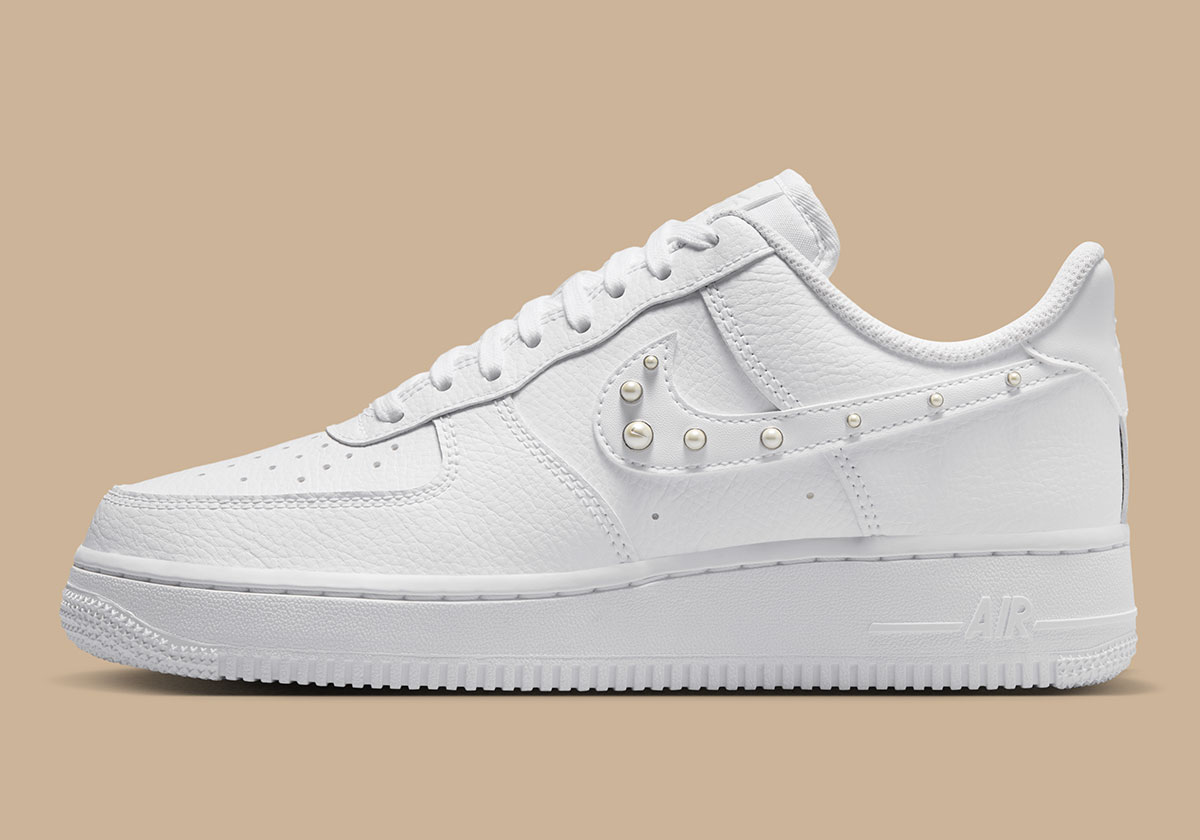 nike-air-force-1-low-pearlized-perolas-swoosh-3