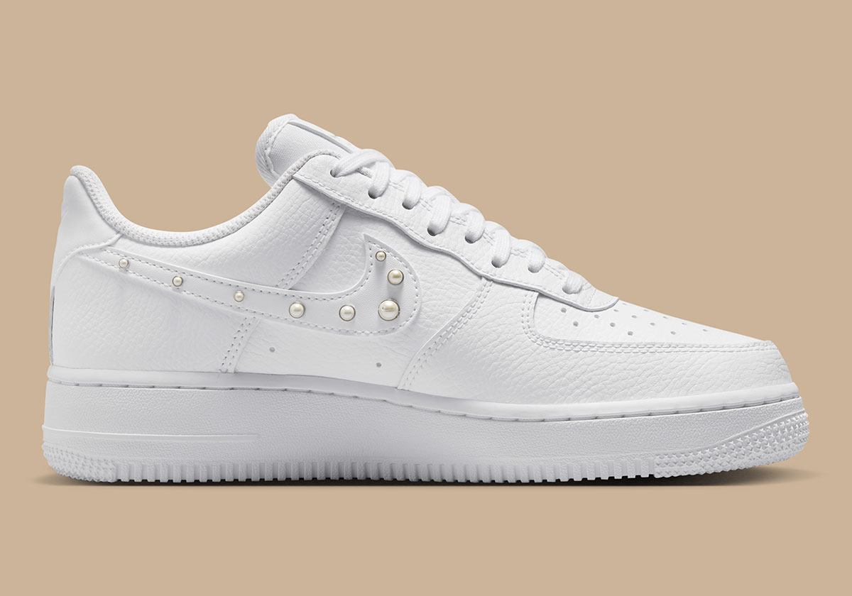 nike-air-force-1-low-pearlized-perolas-swoosh-5