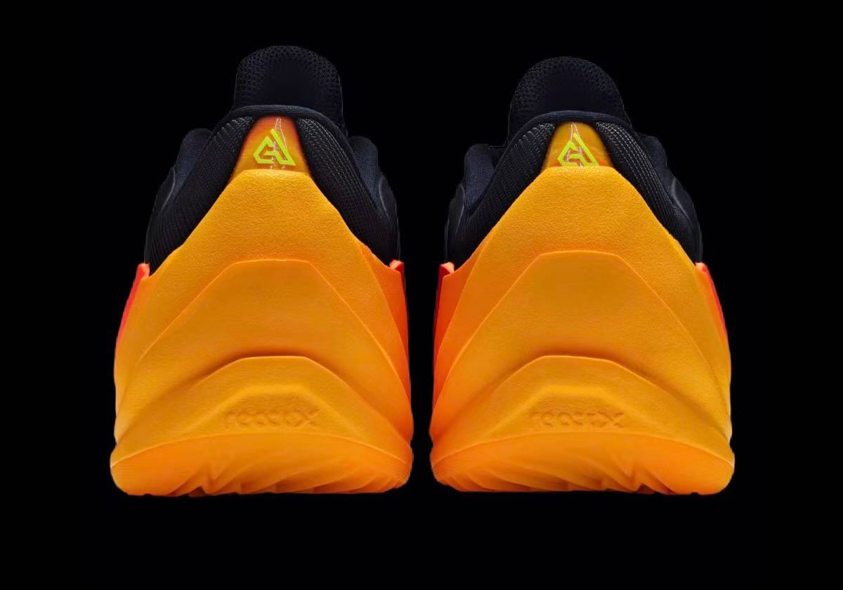 nike-giannis-freak-8-fiery-sneaker-de-performance-3