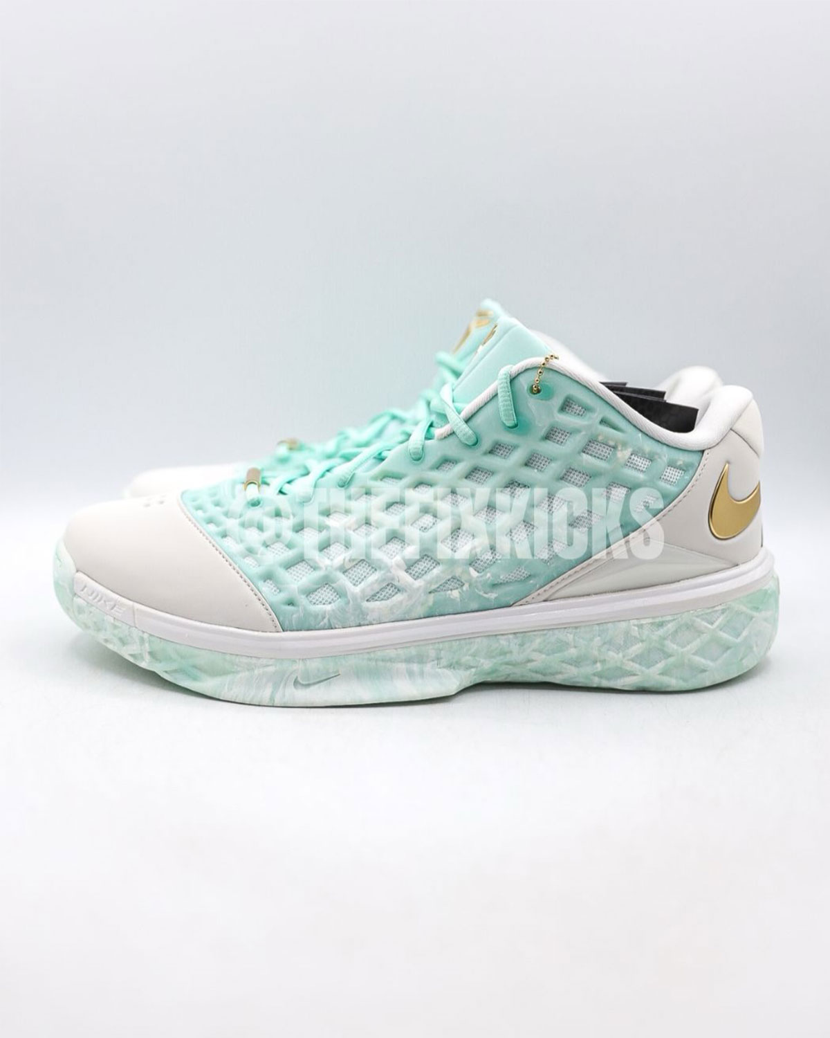 nike-kobe-3-low-protro-chbl-legado-kobe-bryant-4