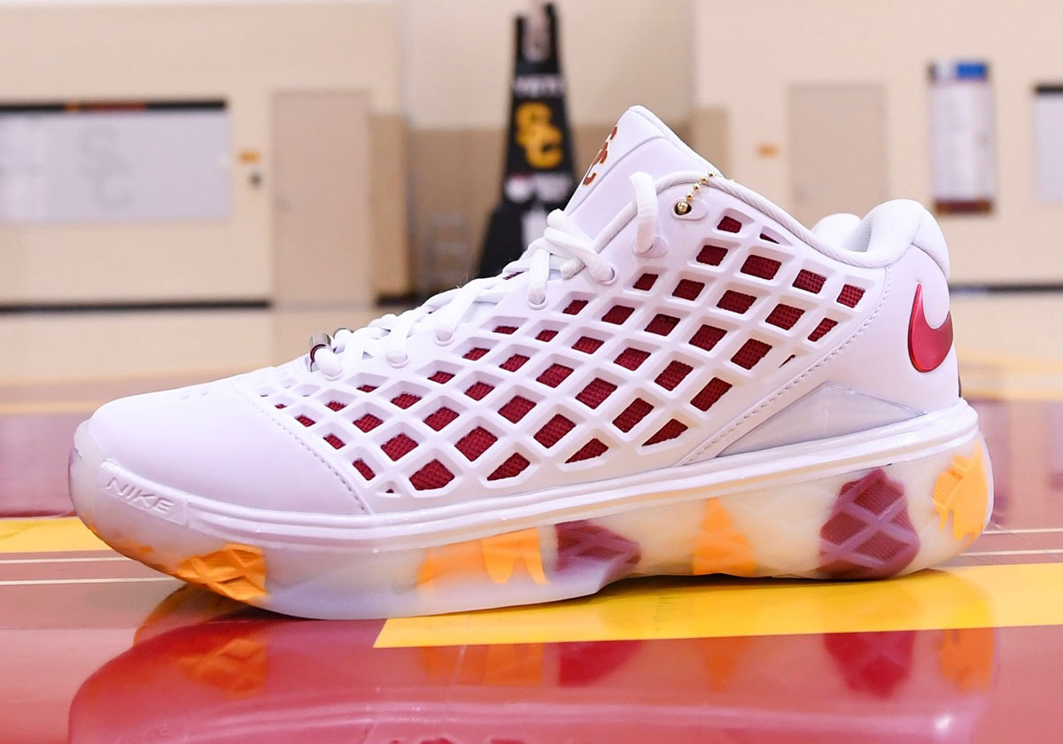 Nike Kobe 3 Low Protro USC Trojans PE reforça domínio no basquete universitário
